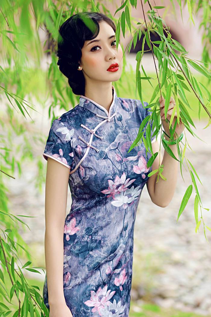 The beauty of the green silk cheongsam in the lotus pond after the rain is beautiful in Jiangnan