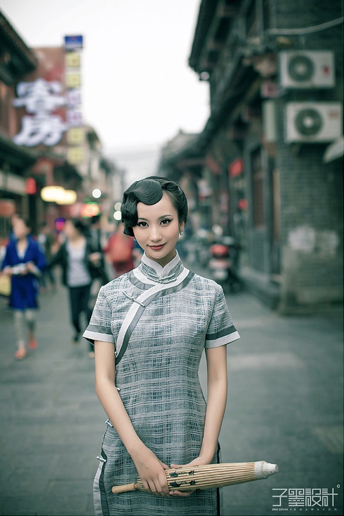 古典的な雰囲気の江南チャイナドレス美人