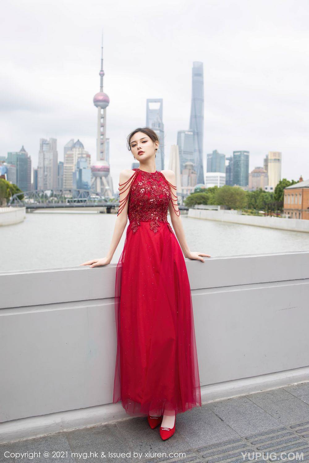Богиня Сяо Си Цзюйджу в красном платье очаровывает людей.