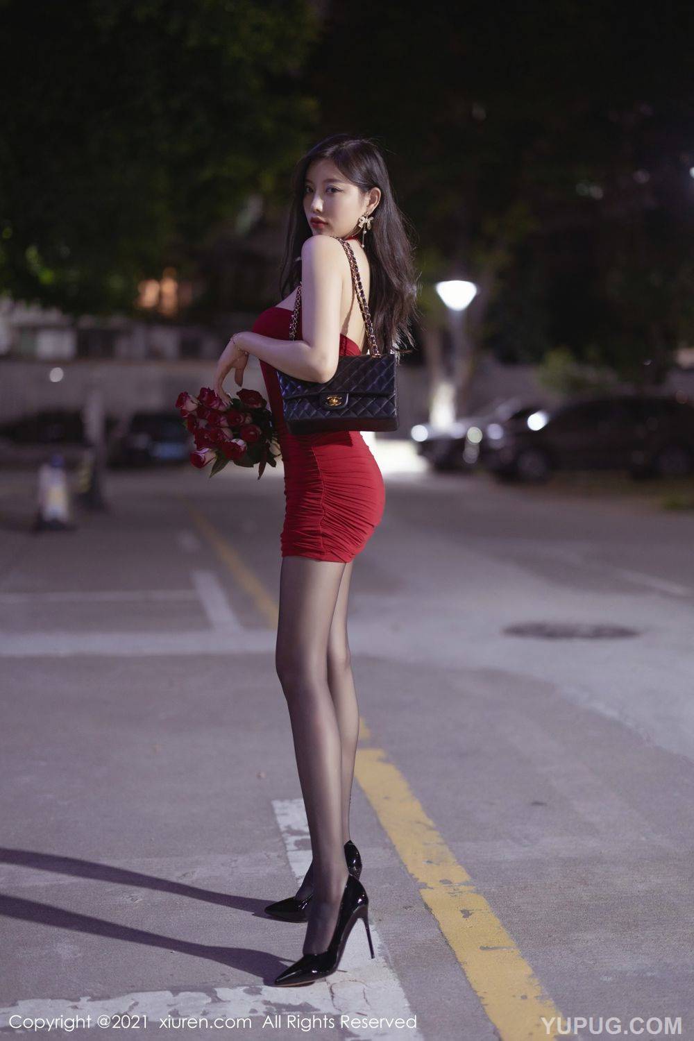The goddess of the people Yang Chenchen scarlet hanging skirt charm black silk