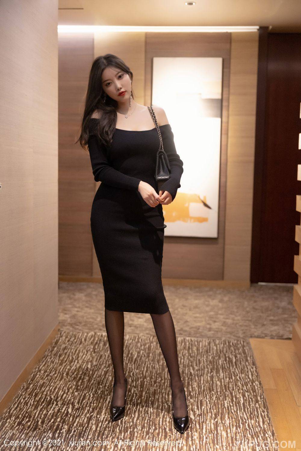 Черное платье Ян Ченчена изящное и сияющее.